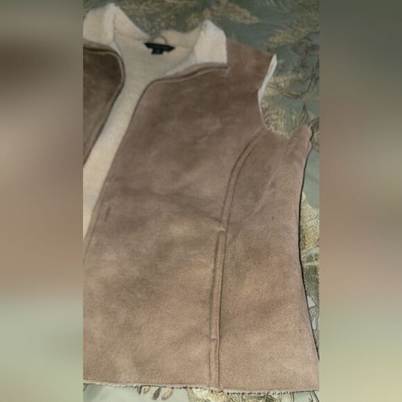 Lands End faux suede & sherpa vest (12/14) - Picture 4 of 10